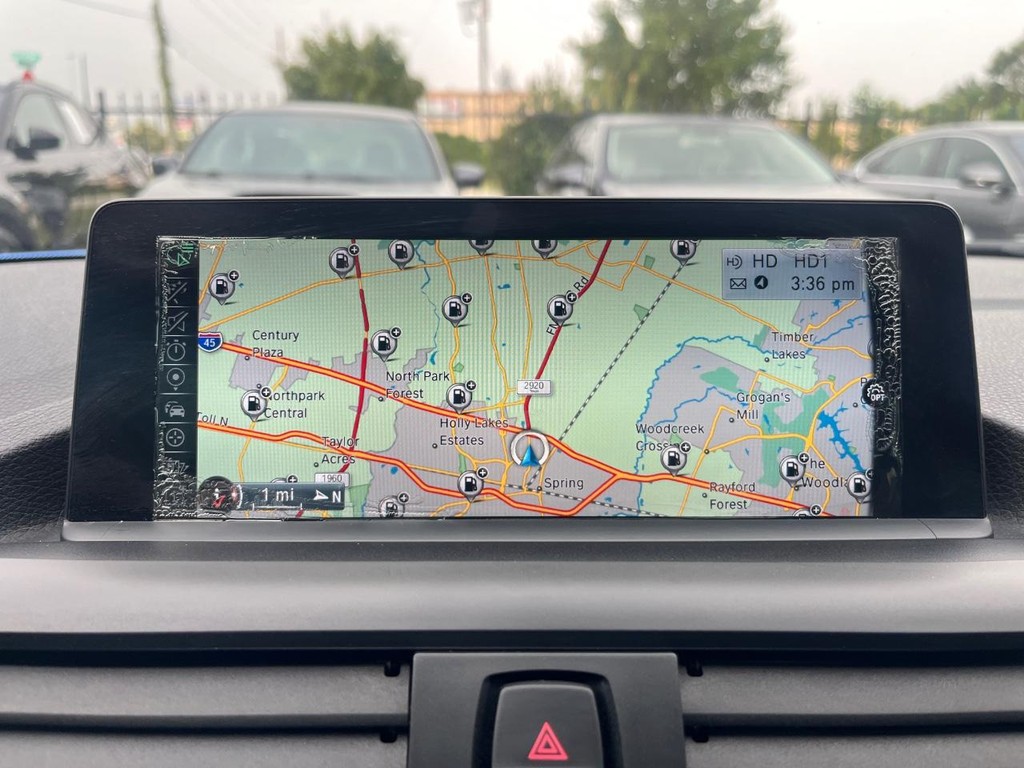 BMW M235i xDrive Vehicle Full-screen Gallery Image 20