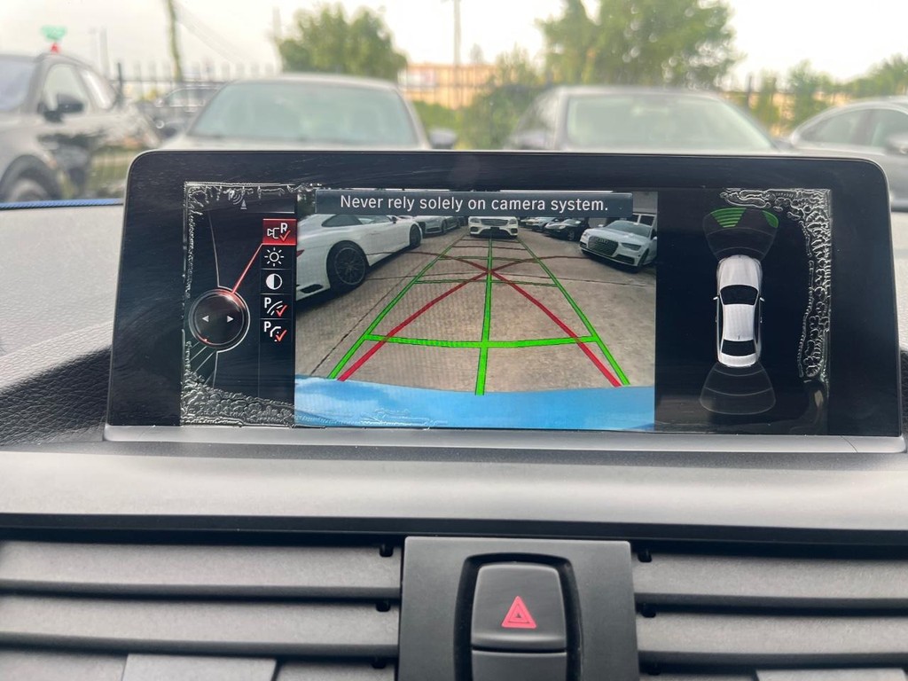 BMW M235i xDrive Vehicle Full-screen Gallery Image 21