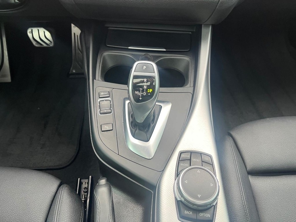 BMW M235i xDrive Vehicle Full-screen Gallery Image 23