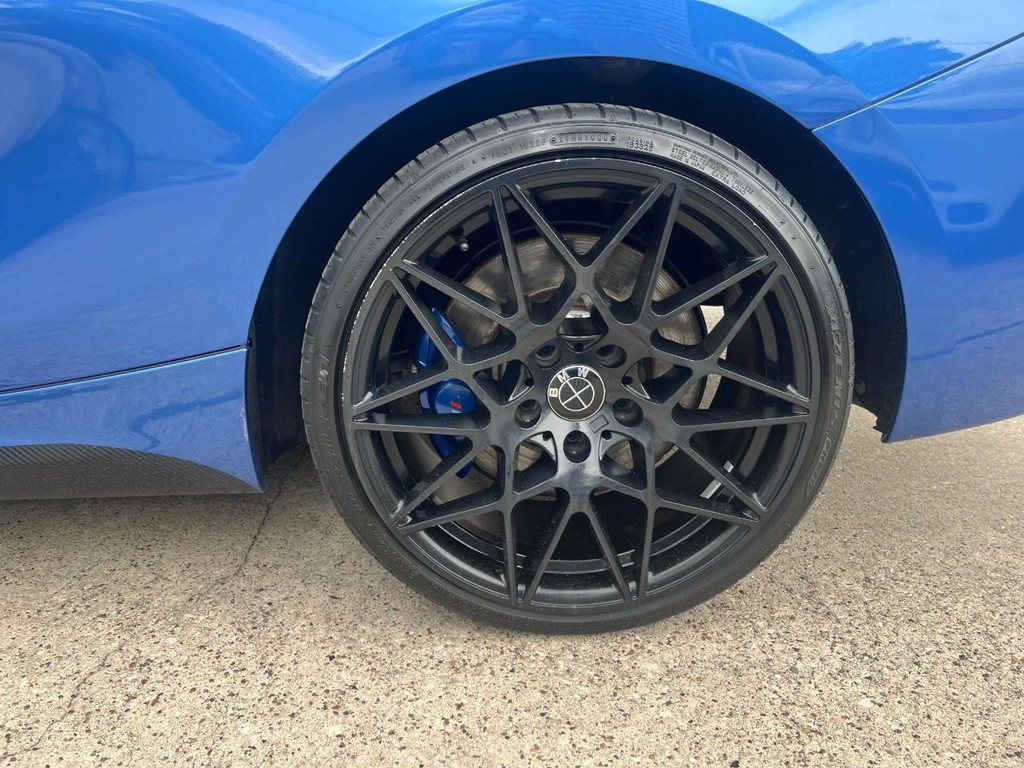 BMW M235i xDrive Vehicle Full-screen Gallery Image 25