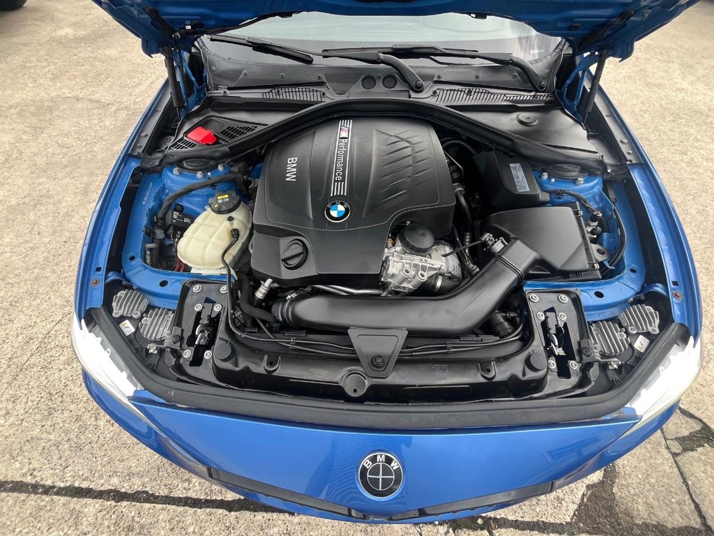 BMW M235i xDrive Vehicle Full-screen Gallery Image 26