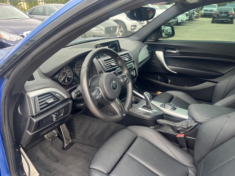 BMW M235i xDrive Vehicle Full-screen Gallery Image 09