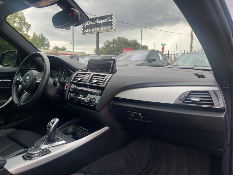 BMW M235i xDrive Vehicle Full-screen Gallery Image 14