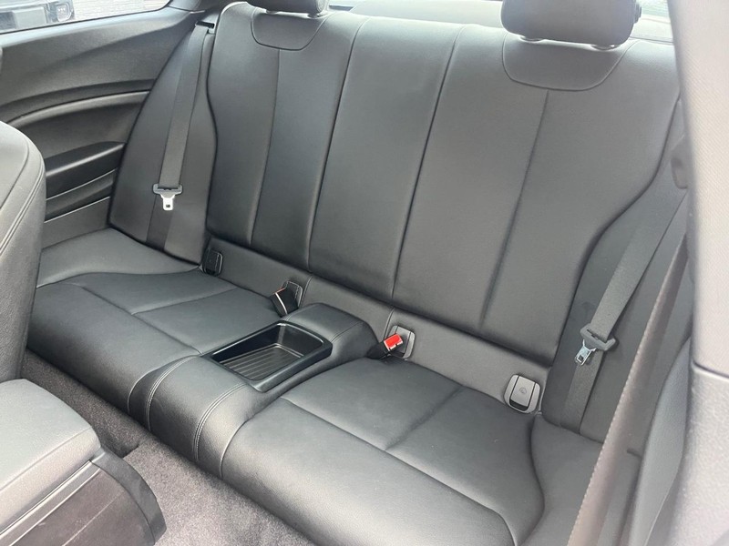 BMW M235i xDrive Vehicle Full-screen Gallery Image 15