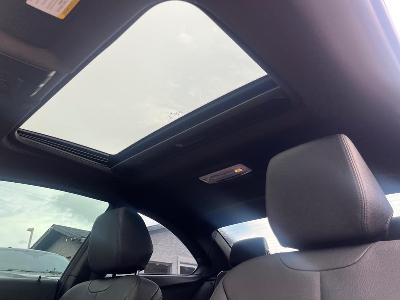 BMW M235i xDrive Vehicle Full-screen Gallery Image 16