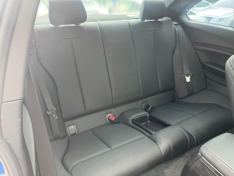 BMW M235i xDrive Vehicle Full-screen Gallery Image 17