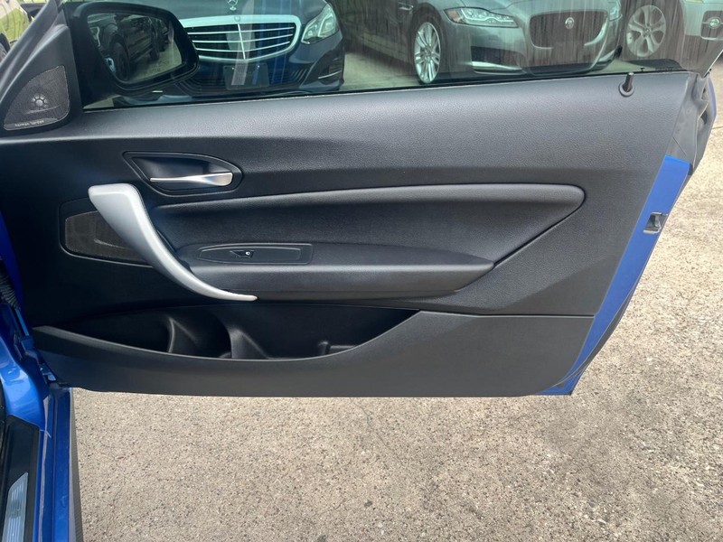 BMW M235i xDrive Vehicle Full-screen Gallery Image 18