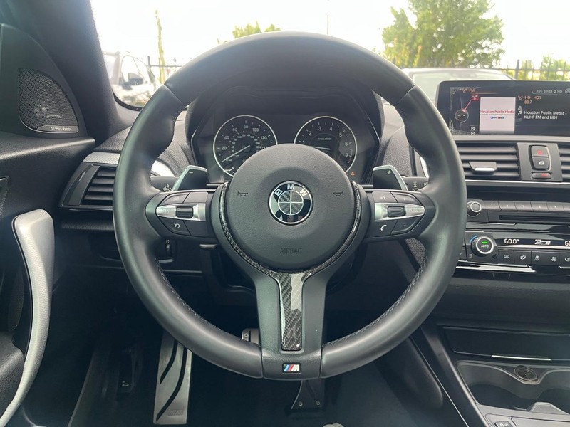 BMW M235i xDrive Vehicle Full-screen Gallery Image 20