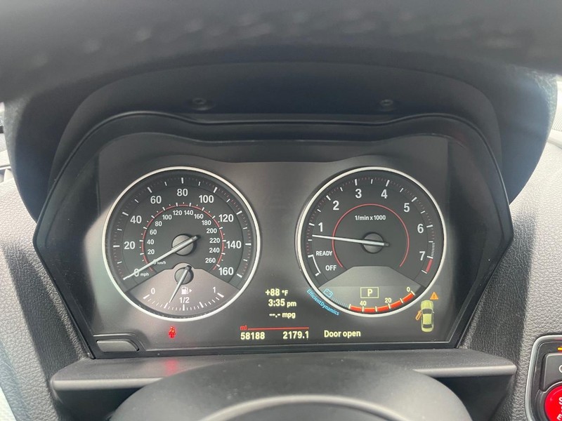 BMW M235i xDrive Vehicle Full-screen Gallery Image 24