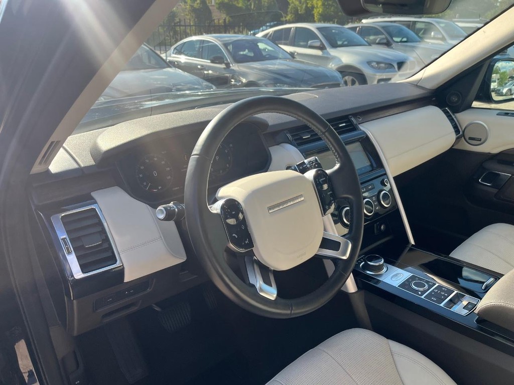 Land Rover Discovery Vehicle Full-screen Gallery Image 09