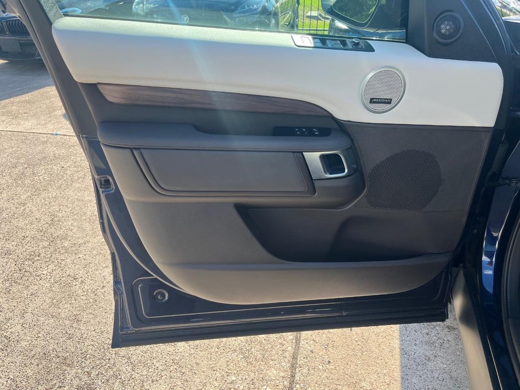 Land Rover Discovery Vehicle Full-screen Gallery Image 11