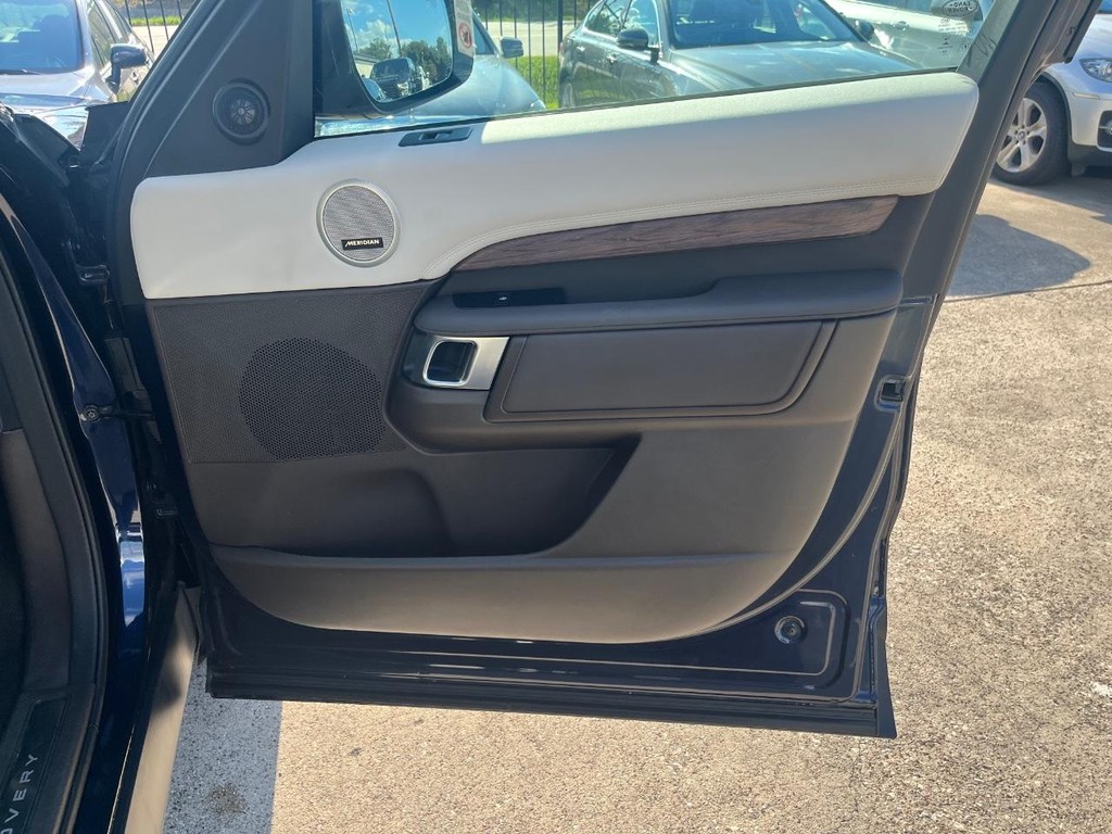 Land Rover Discovery Vehicle Full-screen Gallery Image 14