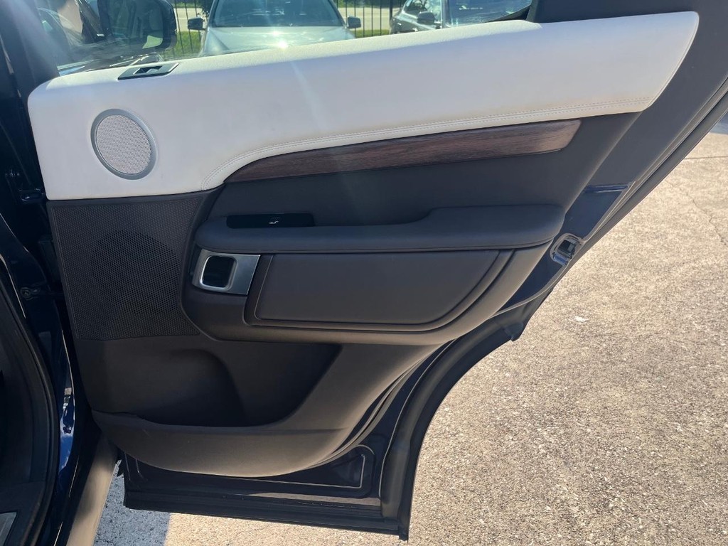 Land Rover Discovery Vehicle Full-screen Gallery Image 16