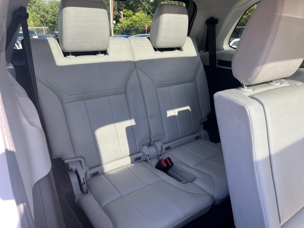 Land Rover Discovery Vehicle Full-screen Gallery Image 17