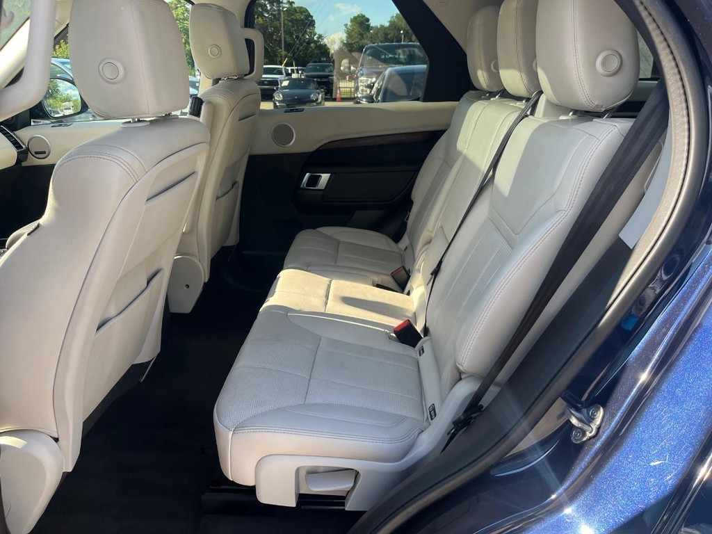 Land Rover Discovery Vehicle Full-screen Gallery Image 18