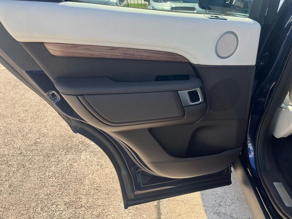 Land Rover Discovery Vehicle Full-screen Gallery Image 19