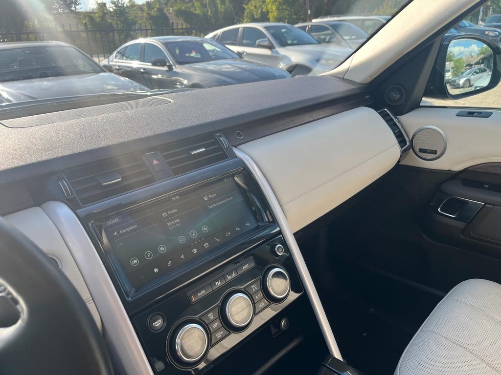 Land Rover Discovery Vehicle Full-screen Gallery Image 25