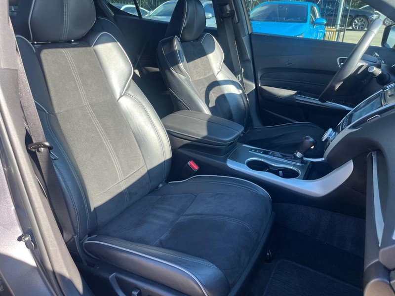 Acura TLX Vehicle Full-screen Gallery Image 14
