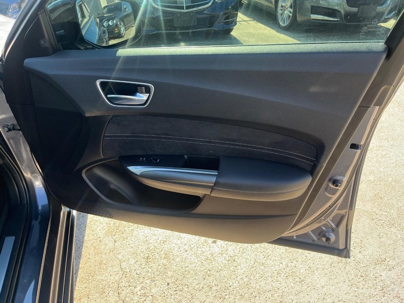 Acura TLX Vehicle Full-screen Gallery Image 15