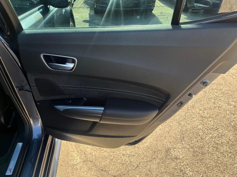 Acura TLX Vehicle Full-screen Gallery Image 17