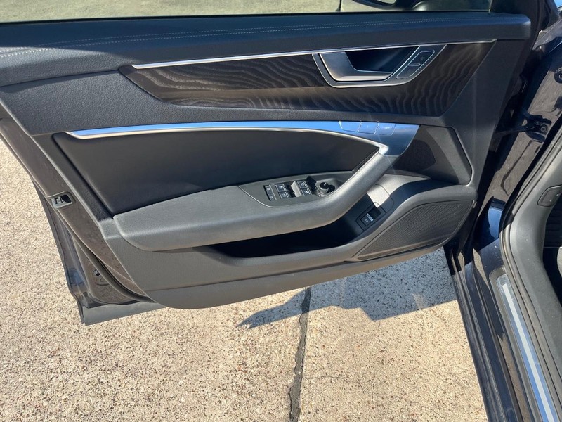 Audi A6 Vehicle Full-screen Gallery Image 12