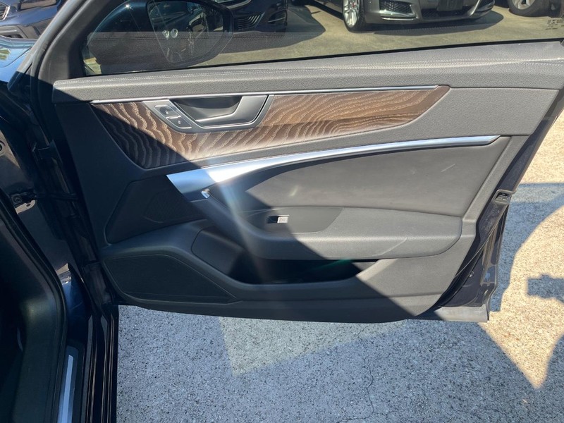 Audi A6 Vehicle Full-screen Gallery Image 15