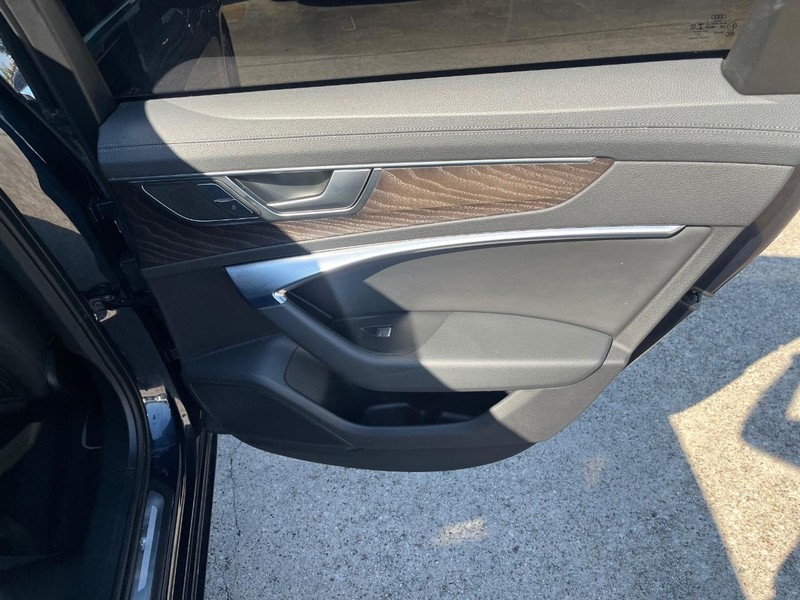 Audi A6 Vehicle Full-screen Gallery Image 17