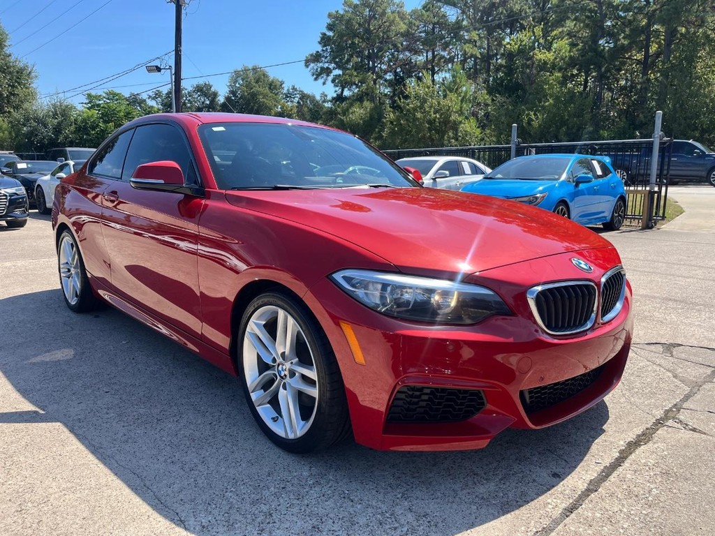 BMW 228i Vehicle Full-screen Gallery Image 04