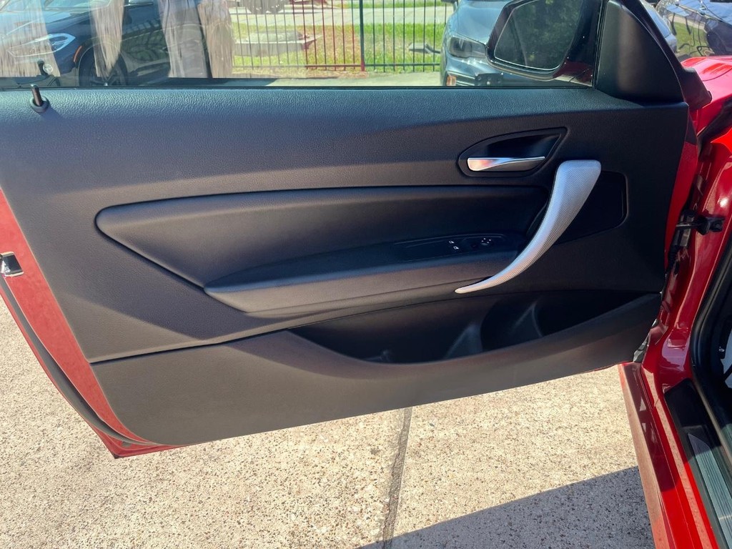 BMW 228i Vehicle Full-screen Gallery Image 12