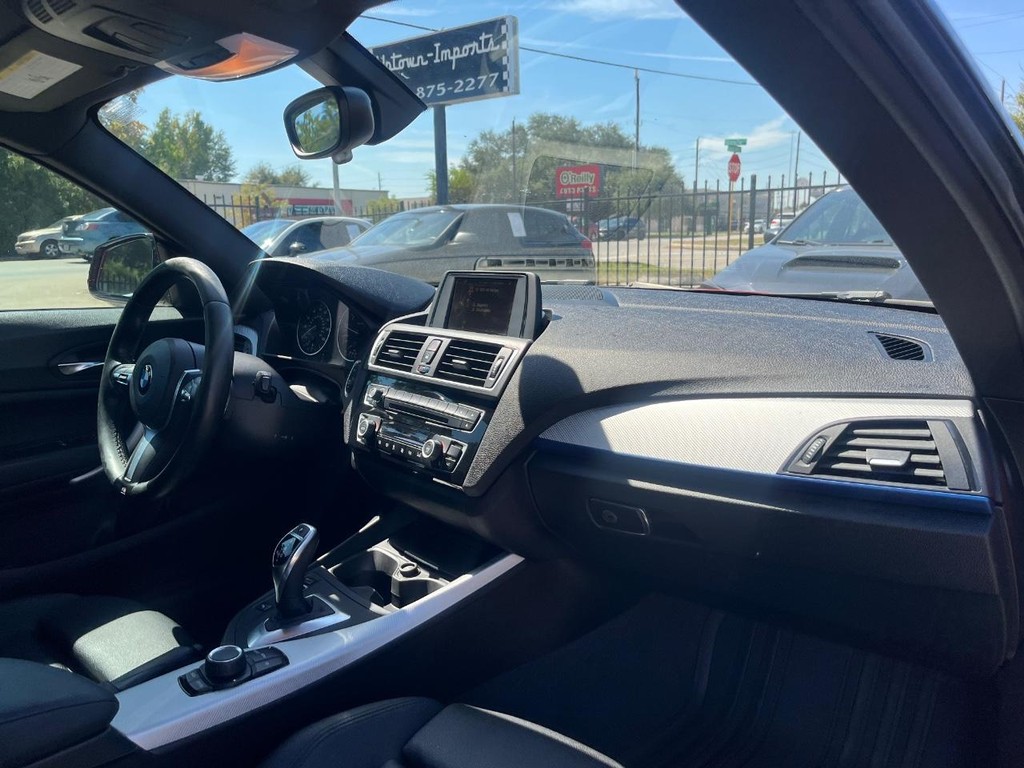 BMW 228i Vehicle Full-screen Gallery Image 13