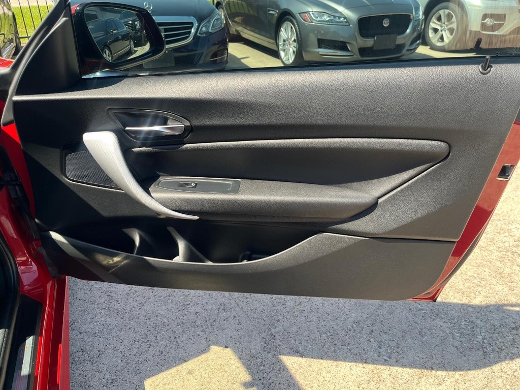 BMW 228i Vehicle Full-screen Gallery Image 15