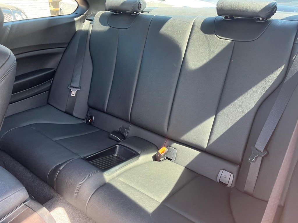 BMW 228i Vehicle Full-screen Gallery Image 17