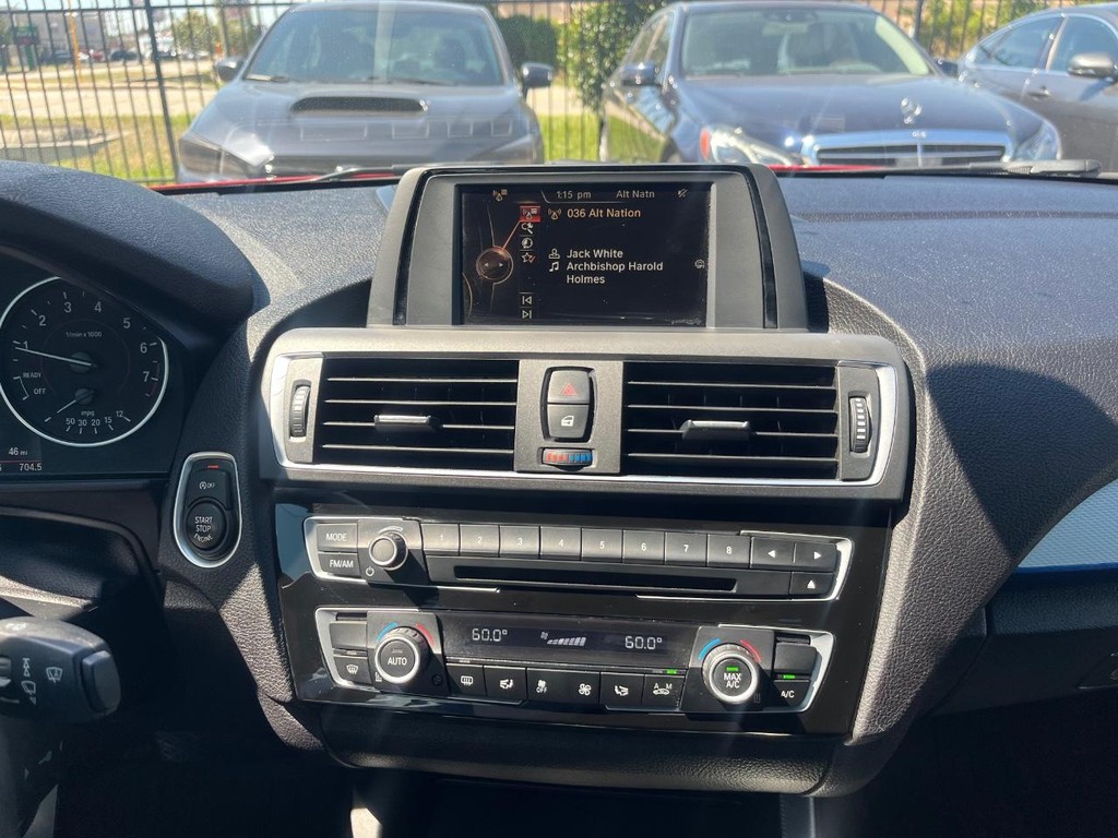 BMW 228i Vehicle Full-screen Gallery Image 20