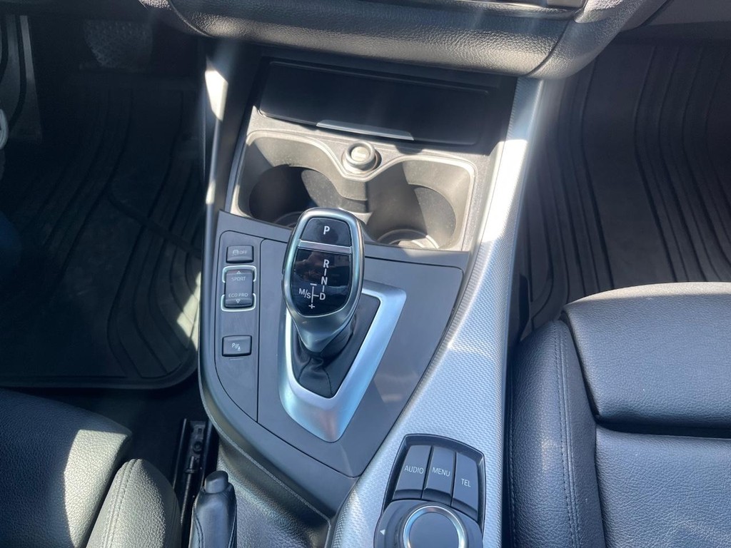 BMW 228i Vehicle Full-screen Gallery Image 22