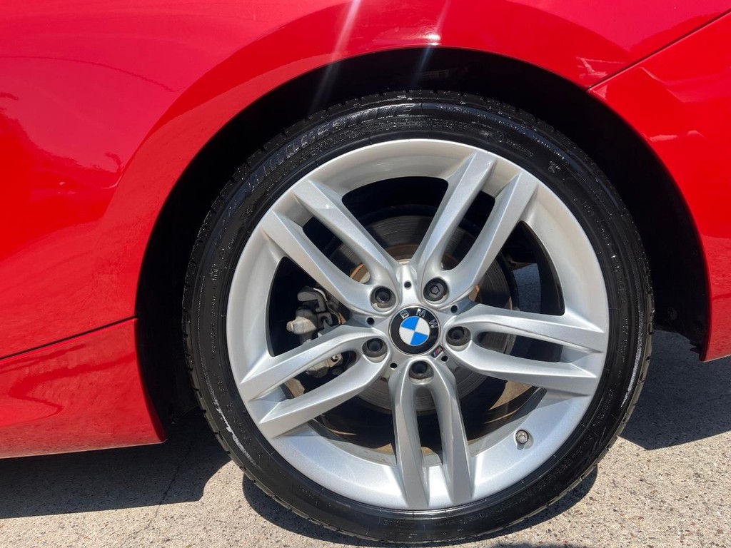 BMW 228i Vehicle Full-screen Gallery Image 23