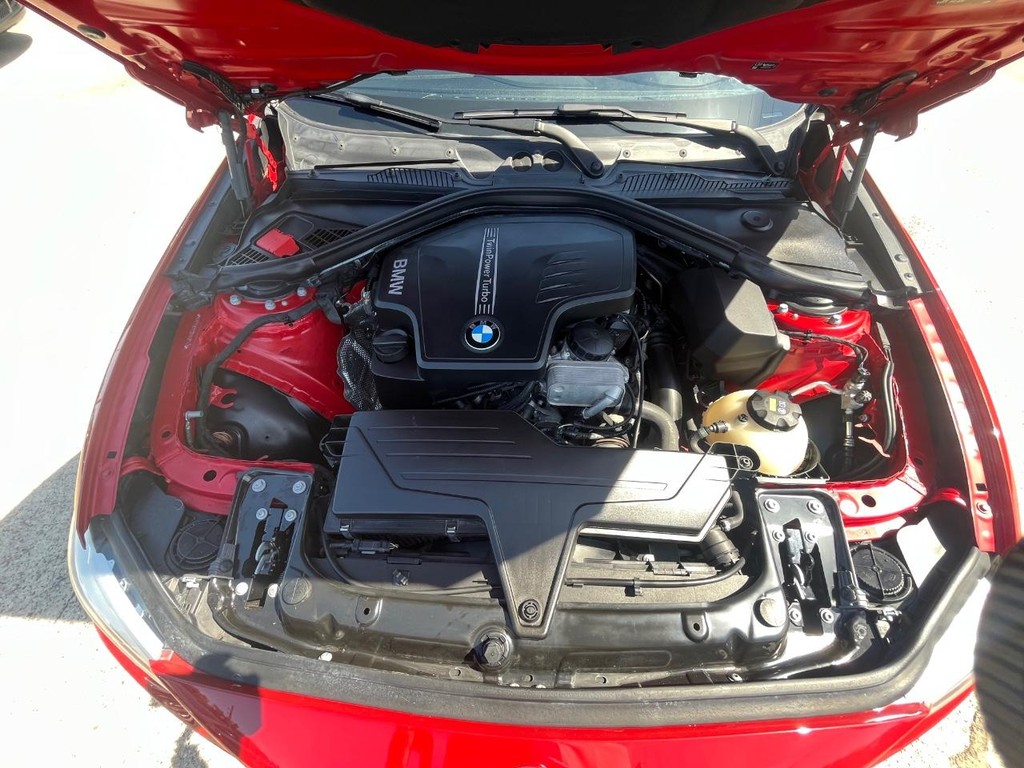 BMW 228i Vehicle Full-screen Gallery Image 24