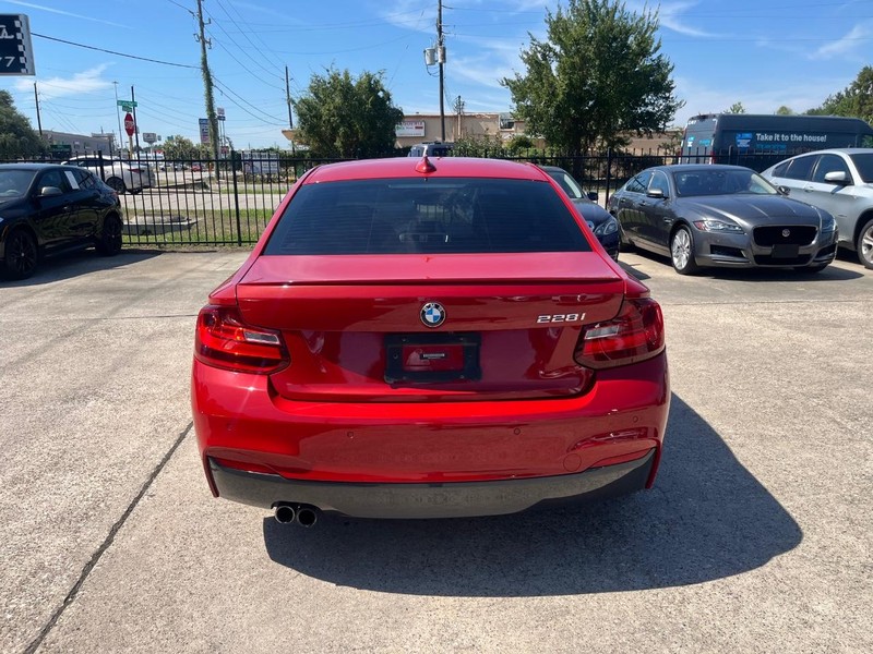 BMW 228i Vehicle Full-screen Gallery Image 07