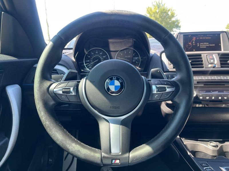 BMW 228i Vehicle Full-screen Gallery Image 18