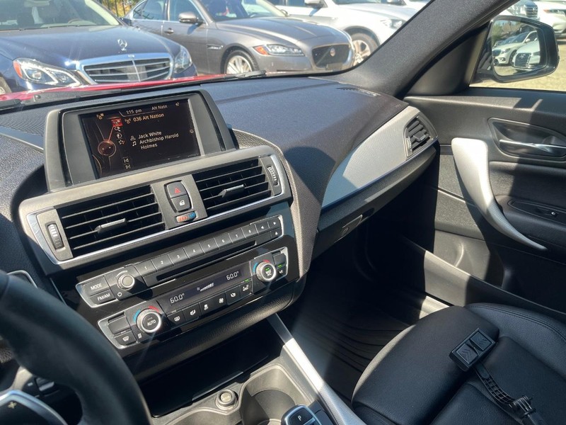 BMW 228i Vehicle Full-screen Gallery Image 21