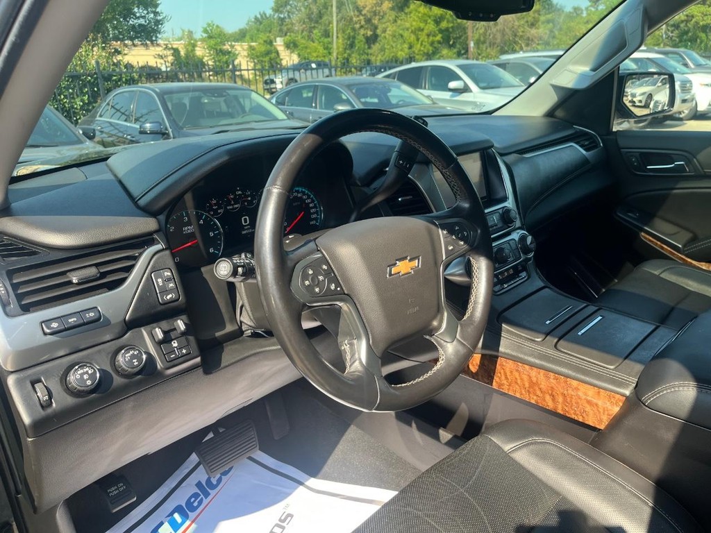 Chevrolet Suburban Vehicle Full-screen Gallery Image 10