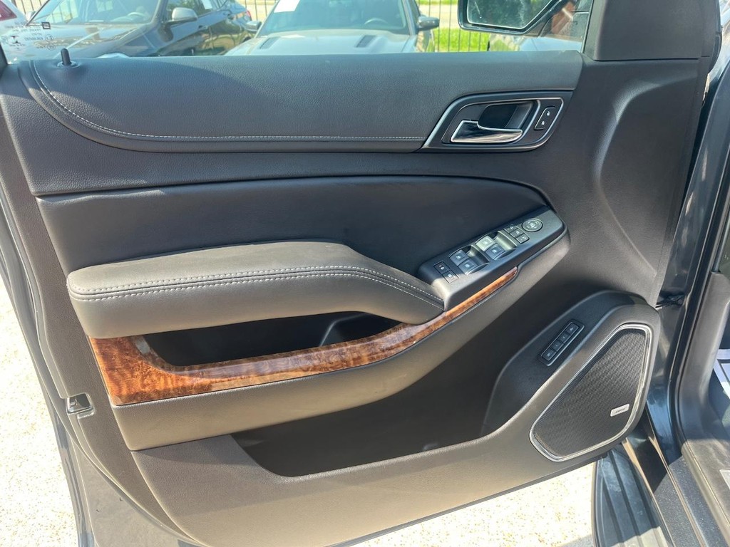 Chevrolet Suburban Vehicle Full-screen Gallery Image 12