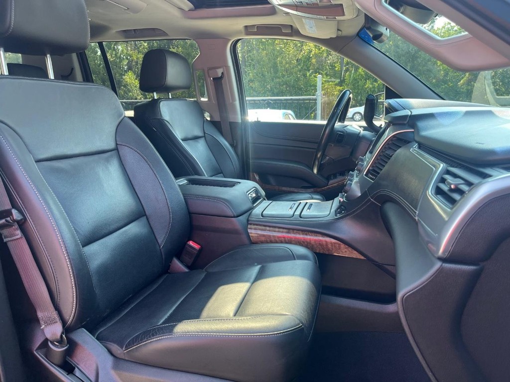 Chevrolet Suburban Vehicle Full-screen Gallery Image 14