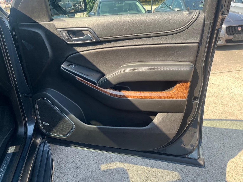 Chevrolet Suburban Vehicle Full-screen Gallery Image 15