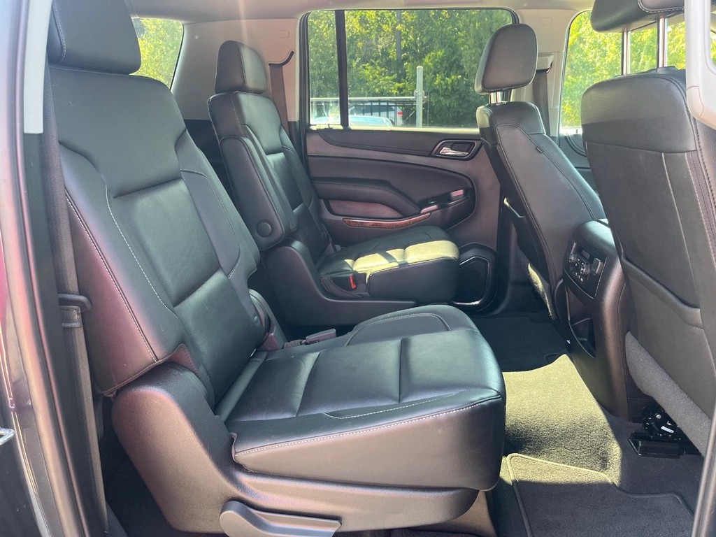 Chevrolet Suburban Vehicle Full-screen Gallery Image 16