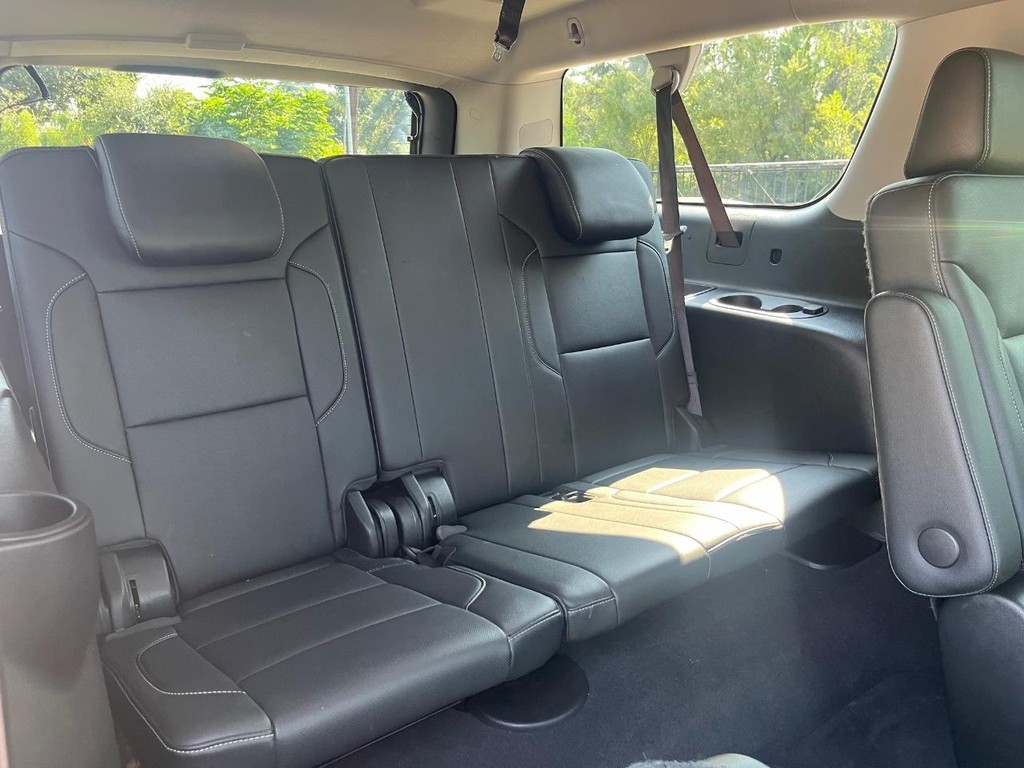 Chevrolet Suburban Vehicle Full-screen Gallery Image 17