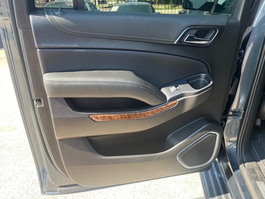 Chevrolet Suburban Vehicle Full-screen Gallery Image 18