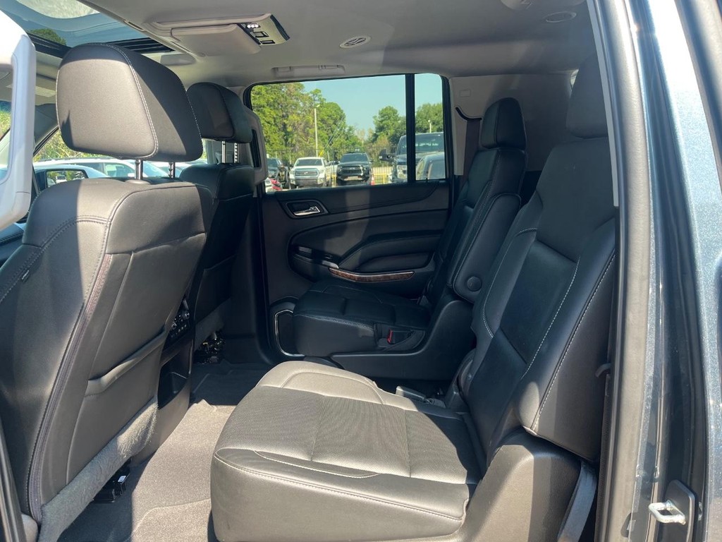 Chevrolet Suburban Vehicle Full-screen Gallery Image 19