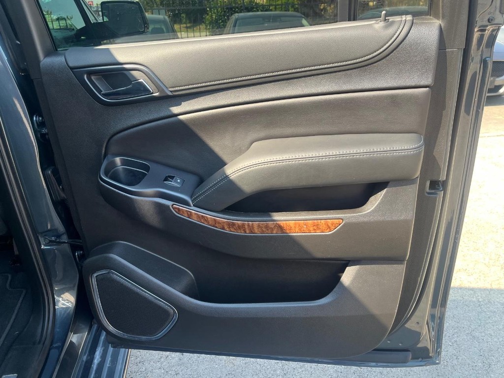 Chevrolet Suburban Vehicle Full-screen Gallery Image 21