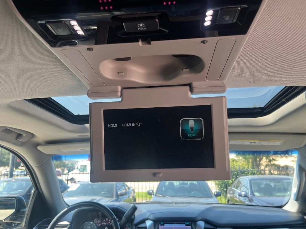 Chevrolet Suburban Vehicle Full-screen Gallery Image 22