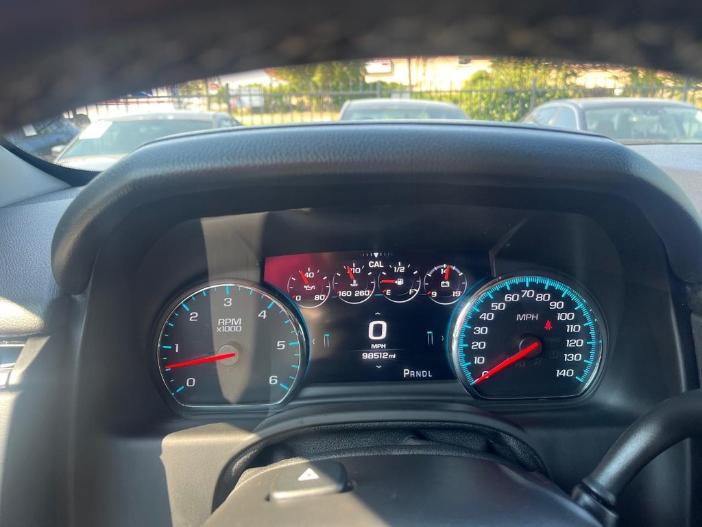 Chevrolet Suburban Vehicle Full-screen Gallery Image 24